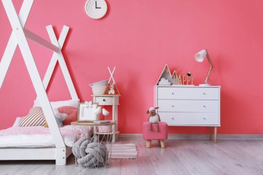 Rahat yatağı ve çekmeceleri olan modern çocuk odası.