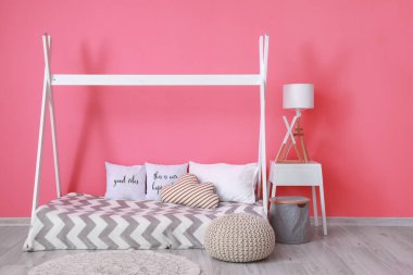 Modern şık yatak odasının içi.