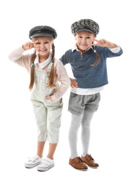 Beyaz arka planda zafer jesti gösteren zarif küçük kızların portresi