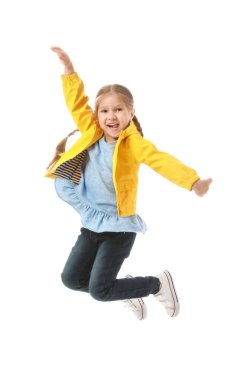 Beyaz arka planda zıplayan küçük kız.