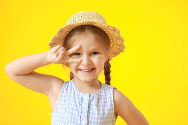 Renkli arka planda zafer jesti gösteren zarif küçük bir kızın portresi