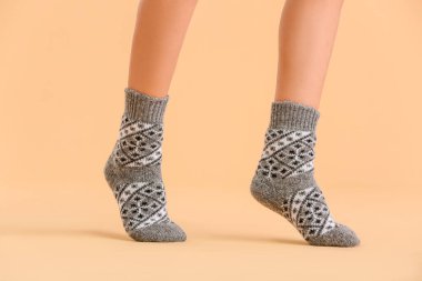 Renkli çoraplı genç kadın bacakları.