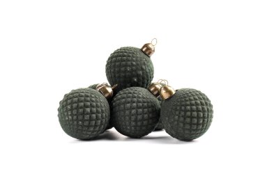 Beyaz arka planda güzel Noel baloları