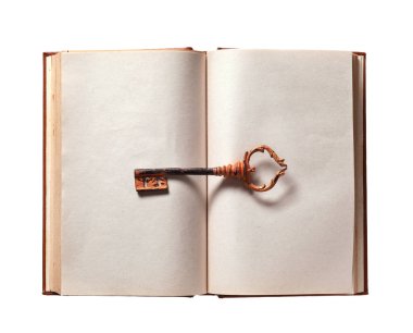 Beyaz arkaplanda anahtarı olan eski kitap