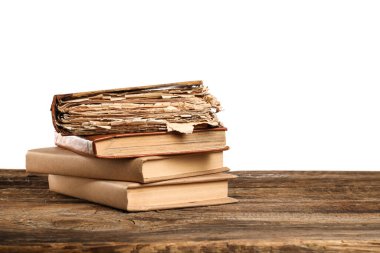 Masadaki eski kitaplar beyaz arkaplana karşı
