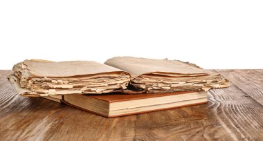 Masadaki eski kitaplar beyaz arkaplana karşı