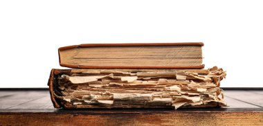 Masadaki eski kitaplar beyaz arkaplana karşı