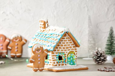 Noel dekoru olan zencefilli kurabiye evi.