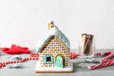 Noel dekoru olan zencefilli kurabiye evi.