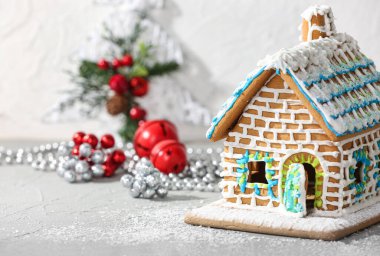 Noel dekoru olan zencefilli kurabiye evi.