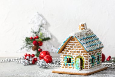 Noel dekoru olan zencefilli kurabiye evi.