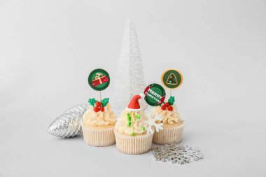 Hafif arka planda lezzetli Noel kekleri