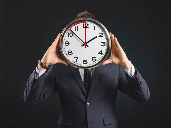 Geschäftsmann Hält Uhr Mit Timer Für Minuten Auf Dunklem Hintergrund — Stockfoto