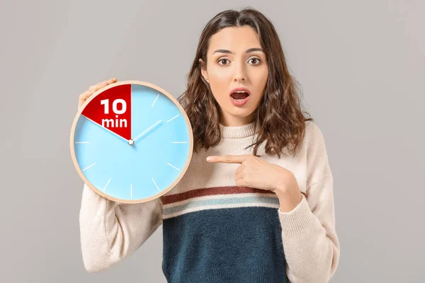 Mujer Sosteniendo Reloj Con Temporizador Durante Minutos Sobre Fondo Gris — Foto de Stock