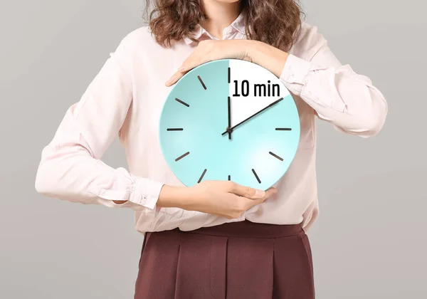 Donna Affari Possesso Orologio Con Timer Minuti Sfondo Grigio Concetto — Foto Stock