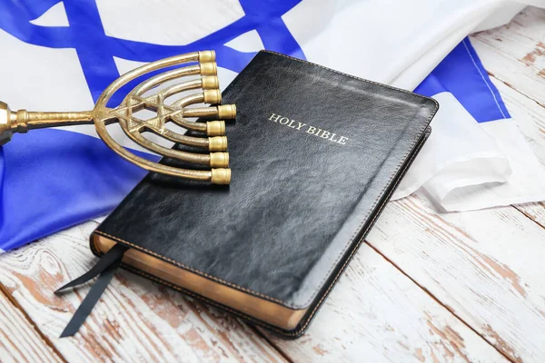 木制背景下的以色列国旗 圣经和经 — 图库照片