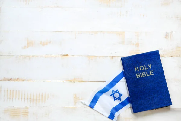 Библия Флаг Израиля Светлом Фоне — стоковое фото