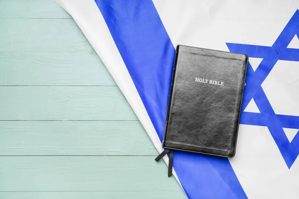 Αγία Γραφή Και Σημαία Του Ισραήλ Ξύλινο Φόντο — Φωτογραφία Αρχείου