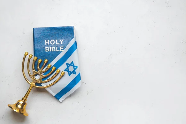 Флаг Израиля Священная Библия Менора Светлом Фоне — стоковое фото