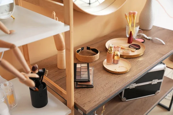 Mesa Con Cosméticos Decorativos Sala Maquillaje Moderna — Foto de Stock