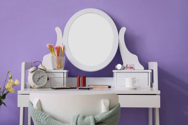 Mesa Com Espelho Cosméticos Decorativos Sala Maquiagem Moderna — Fotografia de Stock