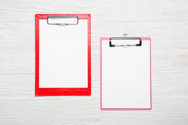 Clipboards Com Folhas Papel Branco Sobre Fundo Madeira — Fotografia de Stock