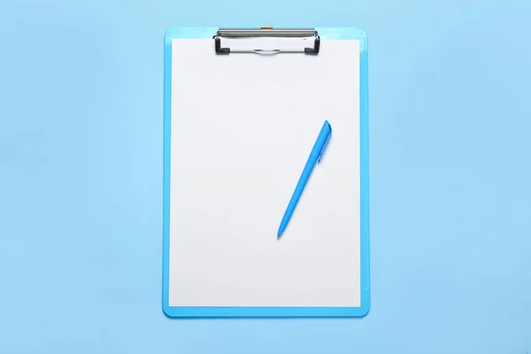 Буфер Обмена Чистым Листом Бумаги Ручкой Цветном Фоне — стоковое фото