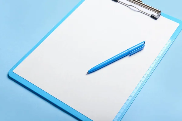 Klembord Met Blanco Vel Papier Pen Kleur Achtergrond — Stockfoto