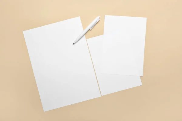 Folhas Papel Branco Caneta Sobre Fundo Cor — Fotografia de Stock