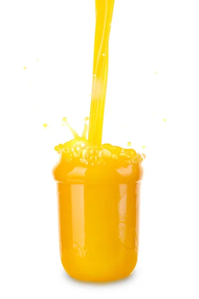 在白底玻璃杯中倒入新鲜芒果汁 — 图库照片