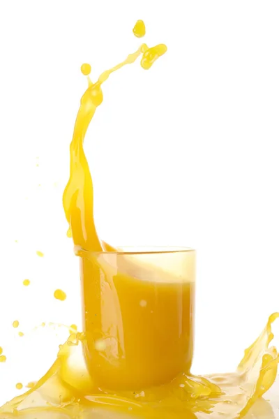 Glas Färsk Mango Juice Med Stänk Vit Bakgrund — Stockfoto