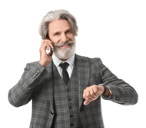 Portret Van Senior Zakenman Praten Mobiele Telefoon Witte Achtergrond — Stockfoto