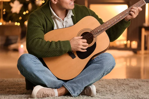 Jovem Tocando Guitarra Casa Véspera Natal — Fotografia de Stock
