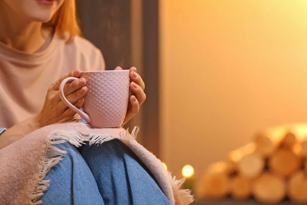 Frau Mit Einer Tasse Tee Kamin Hause Konzept Der Heizsaison — Stockfoto