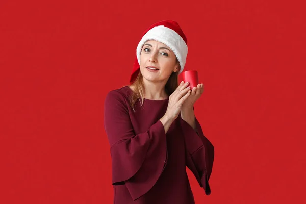 Olgun Bir Kadın Renkli Arka Planda Noel Müziği Dinliyor — Stok fotoğraf