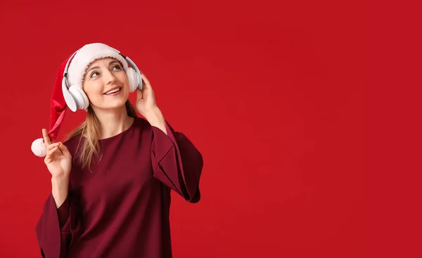 Volwassen Vrouw Luisteren Naar Kerstmuziek Kleur Achtergrond — Stockfoto