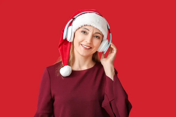 Mulher Madura Ouvindo Música Natal Fundo Cor — Fotografia de Stock