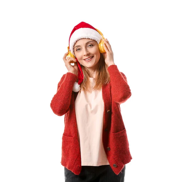 Olgun Bir Kadın Beyaz Arka Planda Noel Müziği Dinliyor — Stok fotoğraf