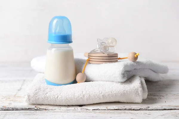 Botella Leche Para Bebé Con Accesorios Mesa —  Fotos de Stock