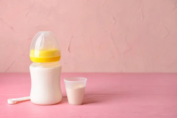 Flasche Babymilchformel Auf Dem Tisch — Stockfoto