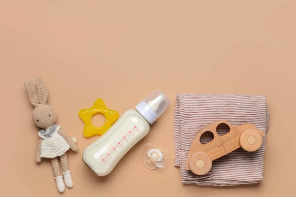 Flasche Milch Für Baby Und Zubehör Auf Farbigem Hintergrund — Stockfoto