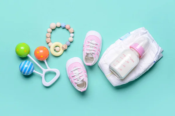 Μπουκάλι Γάλα Για Μωρά Και Αξεσουάρ Φόντο Χρώματος — Φωτογραφία Αρχείου