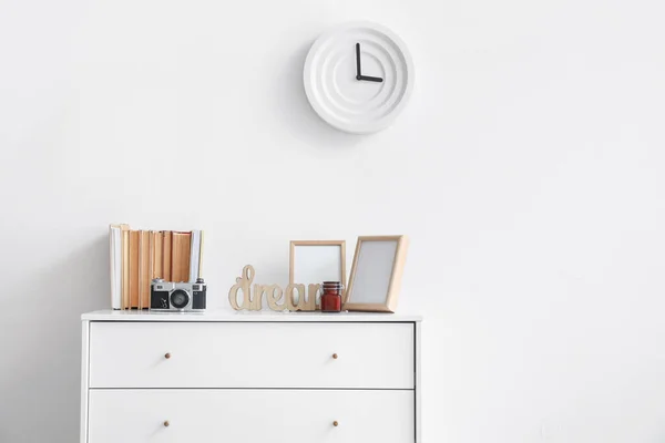 Chest Drawers Books Decor Interior Room — Stock Photo, Image