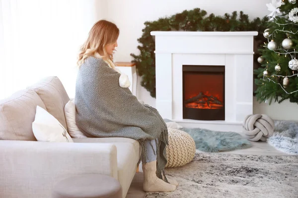 Mujer Joven Sentada Cerca Chimenea Eléctrica Casa Concepto Temporada Calefacción —  Fotos de Stock