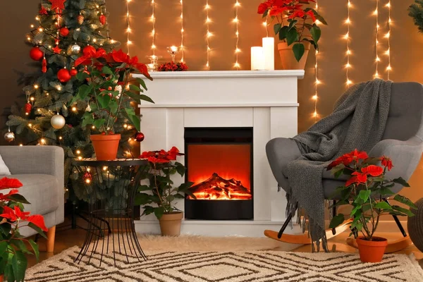 Interior Del Salón Con Chimenea Decorado Para Navidad —  Fotos de Stock