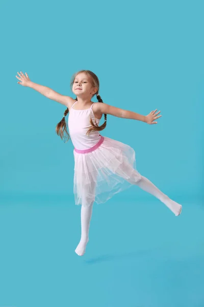 Springen Kleine Tänzerin Auf Farbigem Hintergrund — Stockfoto