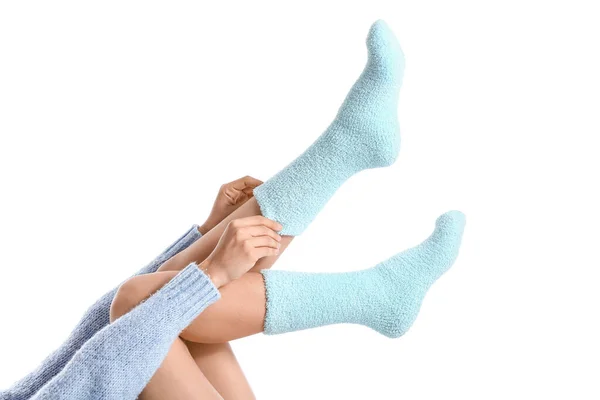 Junge Frau Zieht Socken Vor Weißem Hintergrund — Stockfoto