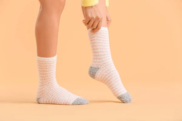 Benen Van Jonge Vrouw Sokken Kleur Achtergrond — Stockfoto