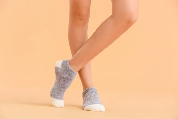 Beine Der Jungen Frau Socken Auf Farbigem Hintergrund — Stockfoto