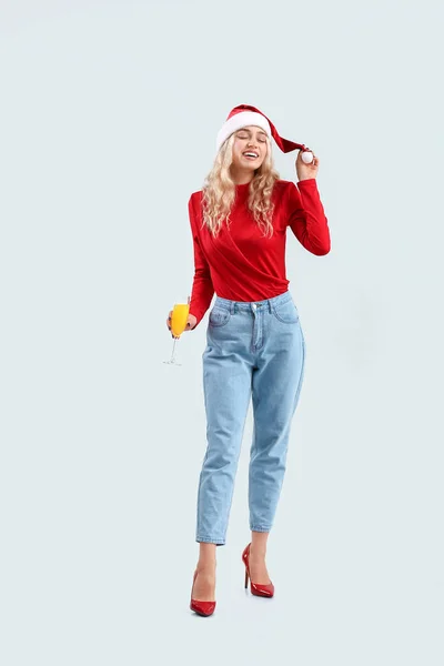 Mooie Jonge Vrouw Santa Hoed Met Glas Champagne Lichte Achtergrond — Stockfoto